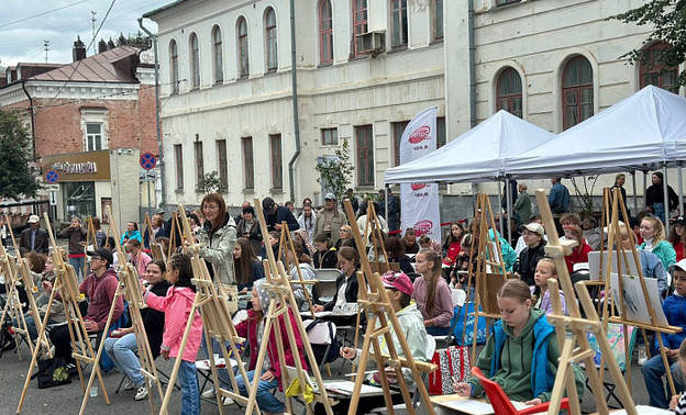 В Кирове более 100 человек нарисовали рассвет на мастер-классе