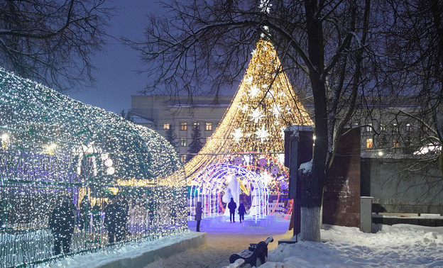 Когда в Кирове уберут новогодние украшения и ёлки?