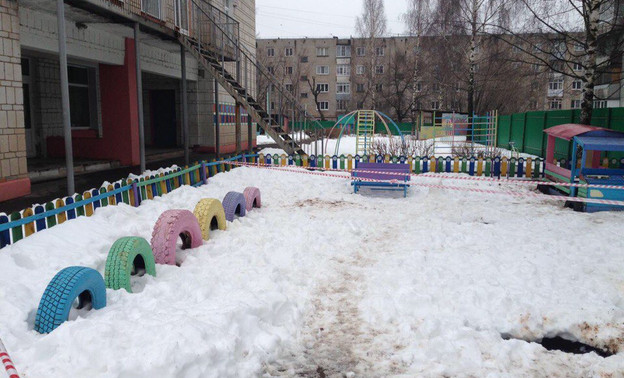 В Кирове возбудили уголовное дело после падения ребёнка в двухметровую яму с водой в детском саду