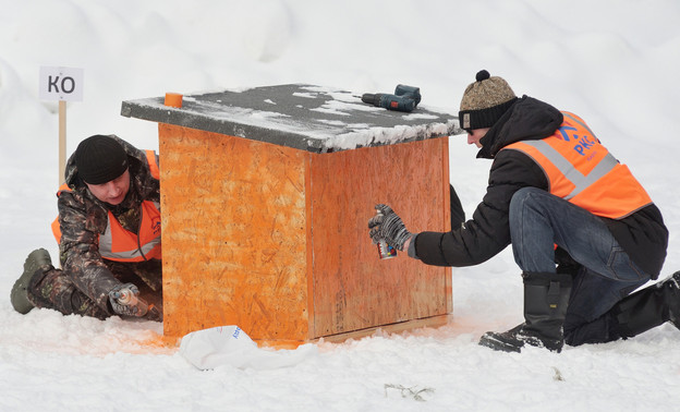 В Кирове коммунальщики построили будки для собак из приюта