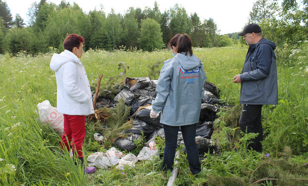 50 мешков мусора в 100 метрах от реки. В Слободском районе обнаружили свалку с сельскохозотходами