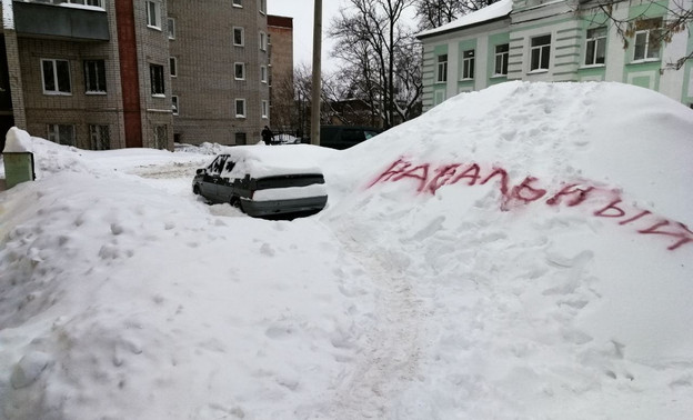 Кировчане написали на сугробе «Навальный», чтобы ускорить уборку снега
