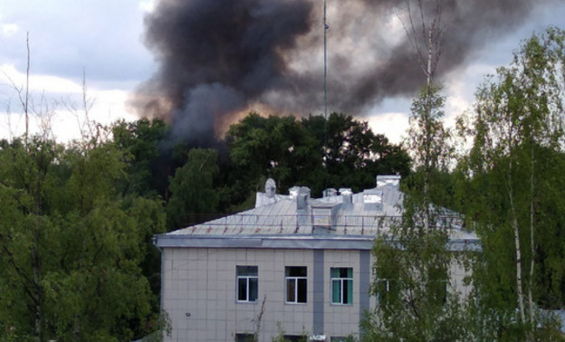 В Коминтерне рядом с жилым домом горят сараи