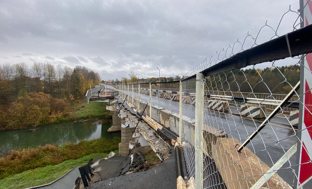 Частично обвалившийся мост через реку Вою начнут ремонтировать в мае