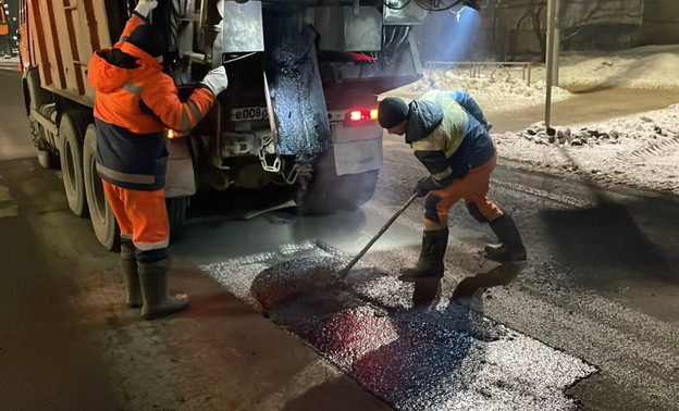 В Кирове устраняют ямы по зимней технологии