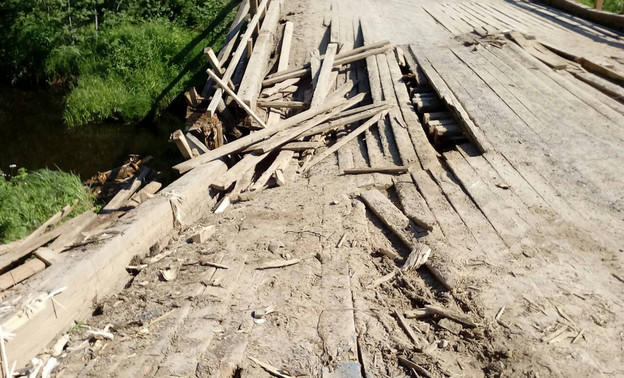 В Кировской области под грузовиком рухнул аварийный мост