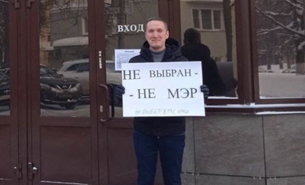 Кировский активист вышел на одиночный пикет за народные выборы мэра