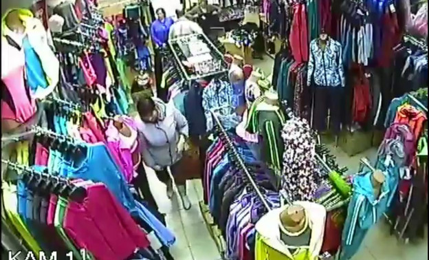 В Кирове средь бела дня женщина украла одежду из магазина. ВИДЕО