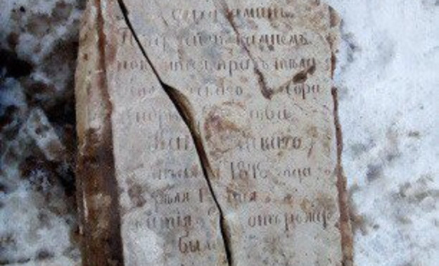 Старинные надгробия, найденные при коммунальных раскопках, передали Спасскому собору