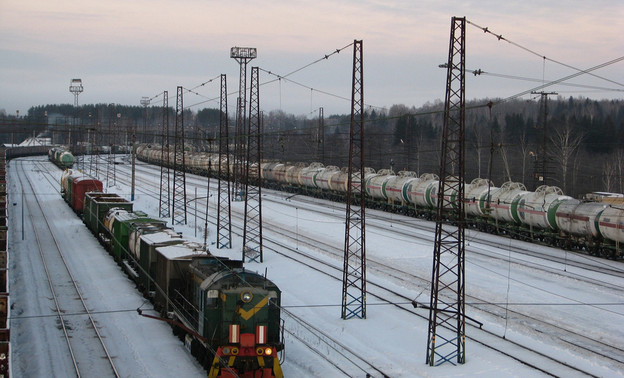 В Мурашинском районе трое подростков катались на товарном поезде, зацепившись за вагон