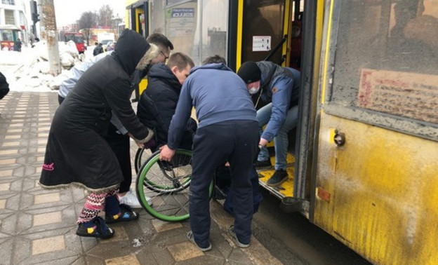 В Кирове прошла проверка низкопольного общественного транспорта с помощью инвалида-колясочника