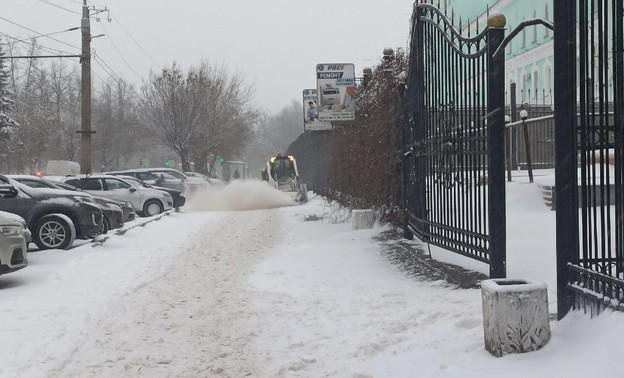 В кировской администрации заявили, что снег с дорог и тротуаров чистят круглосуточно