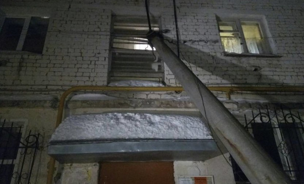 Опора ЛЭП упала на жилой дом в Кирове в результате ДТП
