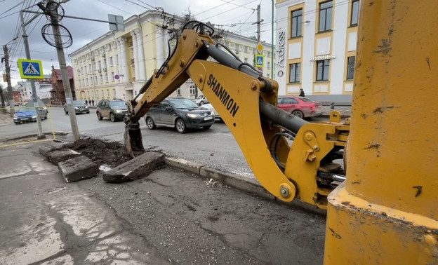 На улице Карла Маркса разобрали тротуар