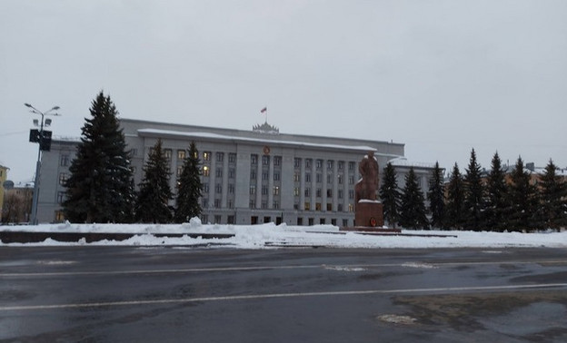 В Кирове рабочего чуть не завалило снегом с крыши правительства