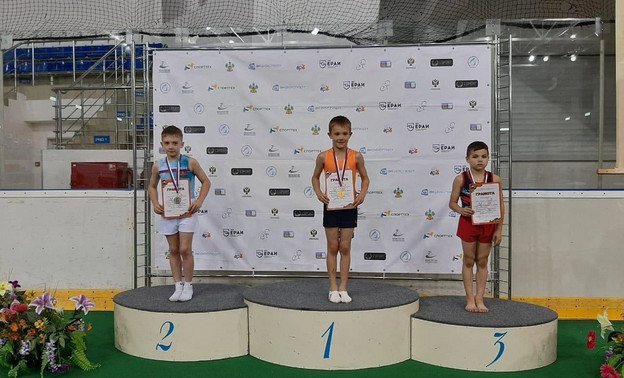 Спортсмены из Кировской области привезли медали с всероссийских соревнований по прыжкам на батуте
