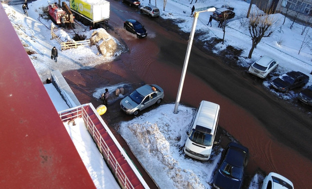 «Кровавые реки»: из-за коммунальной аварии в Кирове затопило улицы, без воды остались жилые дома и детский сад