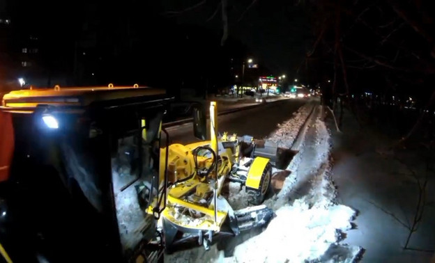 Сотрудник дорожной службы из Кирова снял залипательное видео с очисткой улиц от снега