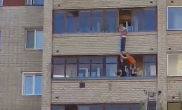 Появилось видео спасения мальчика, повисшего на балконе шестого этажа