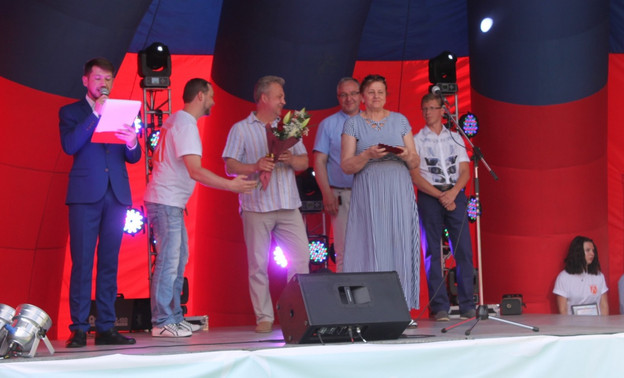 Семью из Кирова, вырастившую 11 детей, наградили почетным знаком