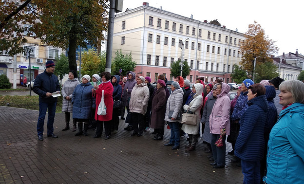 Кировские депутаты организовали для ветеранов экскурсию по городу