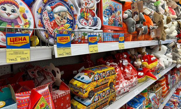 В супермаркетах «Система Глобус» можно купить три новогодних сладких подарка по цене двух