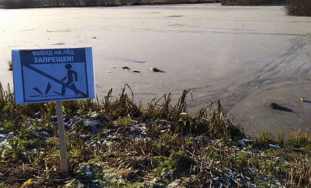 Кировские пруды замёрзли. Почему горожанам запрещают выходить на лёд?