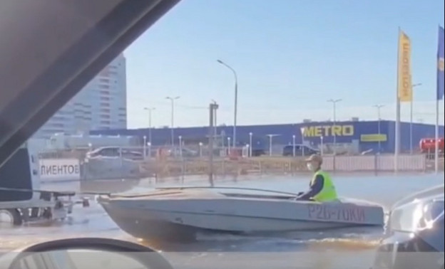 Кировчанин прокатился на лодке по затопленной улице