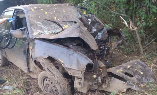 В Юрьянском районе водитель-бесправник съехал в кювет и врезался в дерево. Погиб один человек