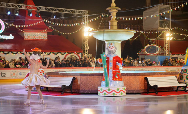 На Красной площади открылся каток в стиле дымковской игрушки