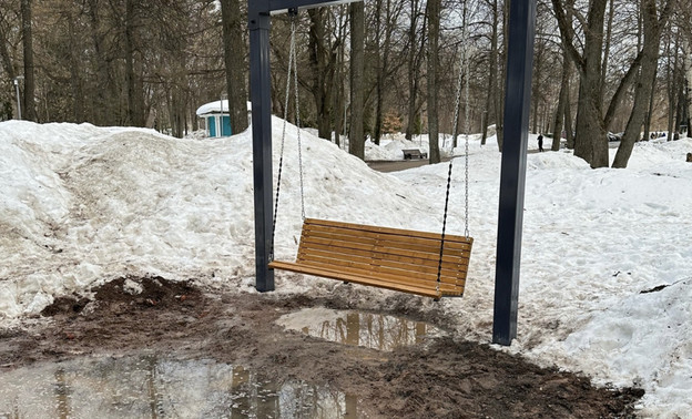 «Доступная городская среда»: новые качели в парке у филармонии тонут в луже