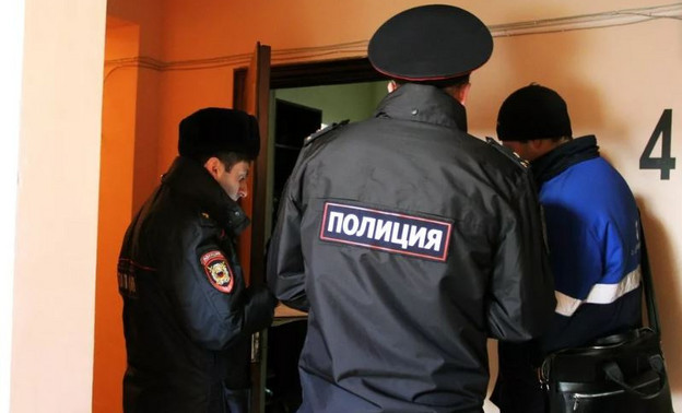 Житель Кирово-Чепецка забаррикадировался в квартире и угрожал полицейским