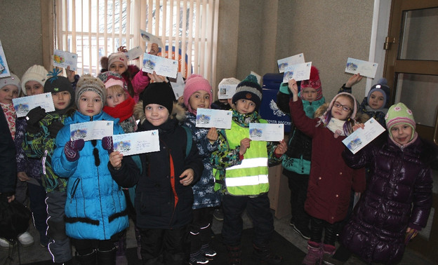 Кировских школьников познакомили с работой почты и провели экскурсию по отделению