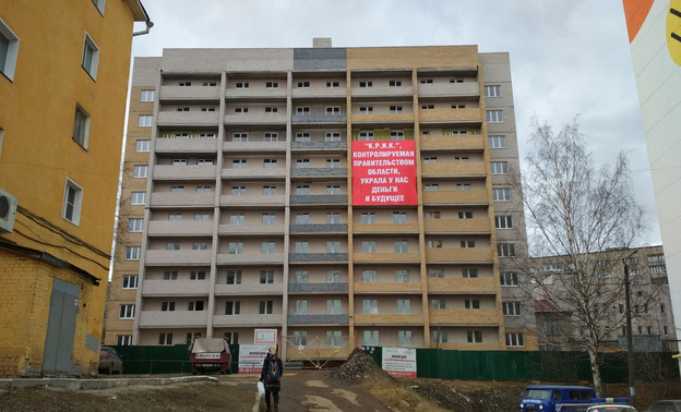 Дольщики дома на 1-м Гороховском переулке разместили на долгострое баннер, обличающий региональные власти