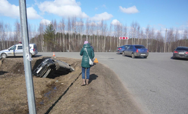 На трассе под Кировом иномарка вылетела в кювет: водитель скрылся, есть пострадавшие