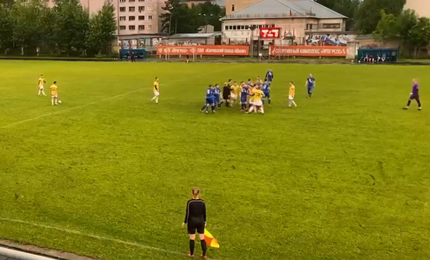 Игроки двух футбольных команд из Кирова подрались прямо во время матча. Видео