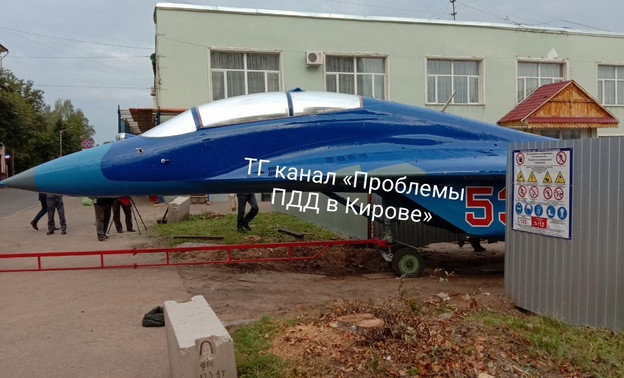 На улицу Гайдара привезли истребитель МиГ-29