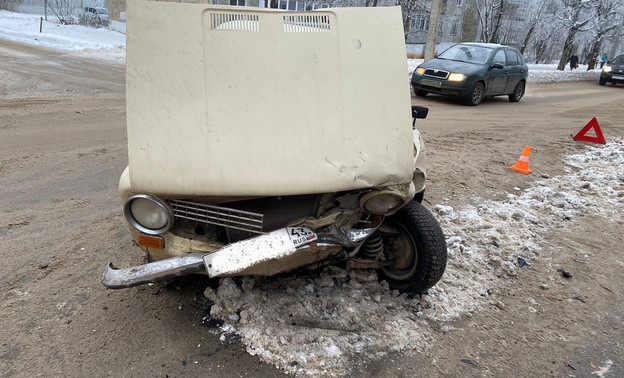 На улице Менделеева столкнулись Renault и ВАЗ-2101