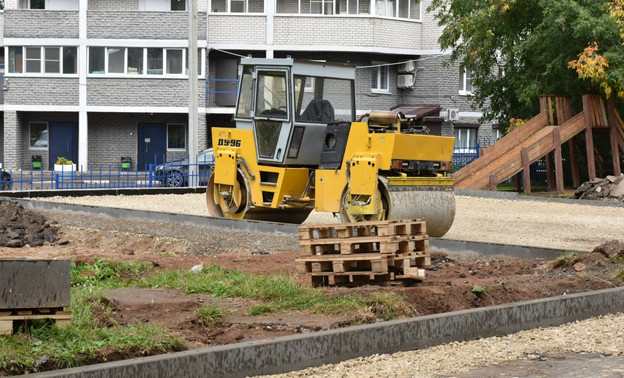 Подрядчика оштрафуют за срыв сроков по ремонту дворов в Кирове