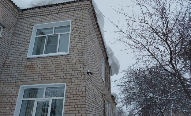 Все крыши зданий в Кировской области очистят от снега к концу недели
