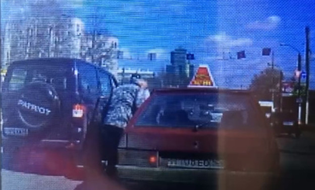 В центре Кирова два водителя устроили драку на дороге