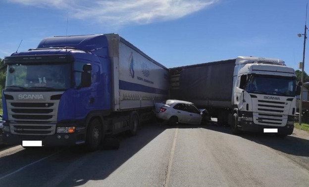 На трассе в Свечинском районе две фуры зажали легковой автомобиль