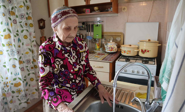 91-летняя кировчанка два года вынуждена греть воду на батарее