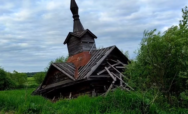 В Подосиновском районе обрушилась старинная Одигитриевская часовня