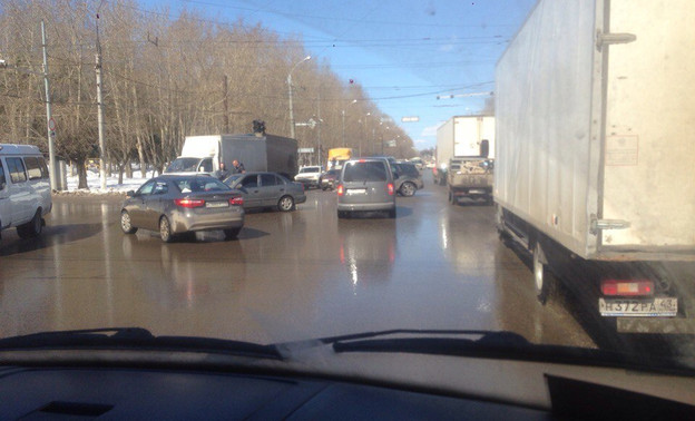 Из-за аварии на перекрёстке Воровского и Производственной образовалась километровая пробка