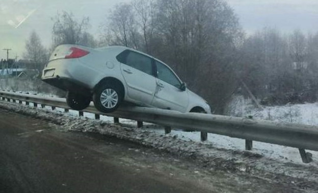 Под Кировом автомобиль повис на ограждении, едва не улетев с моста