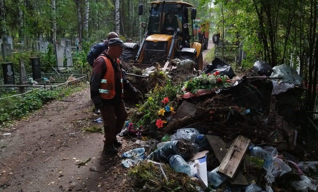 В Кирове начали очищать кладбища от незаконных свалок