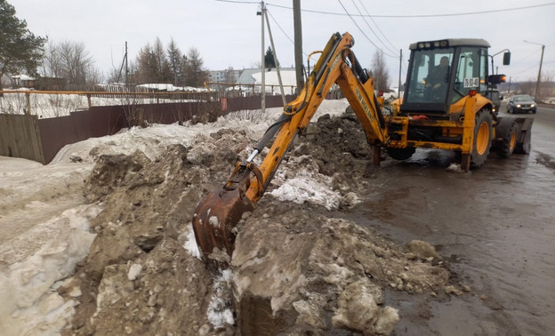 В Кирове очищают канавы и ливневые системы