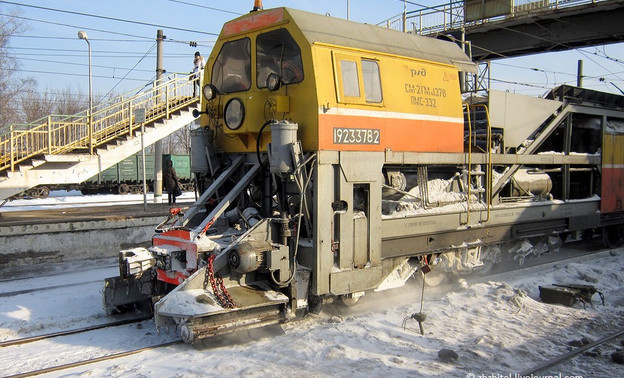 Кировские железнодорожники продолжают бороться со снежными заносами