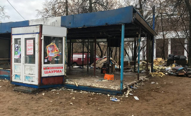 В Кирове сносят самовольно построенный киоск с шаурмой